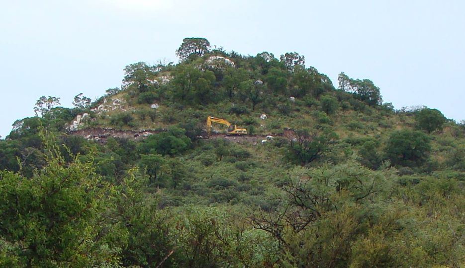 Maquina descoronando el Cerro Blanco