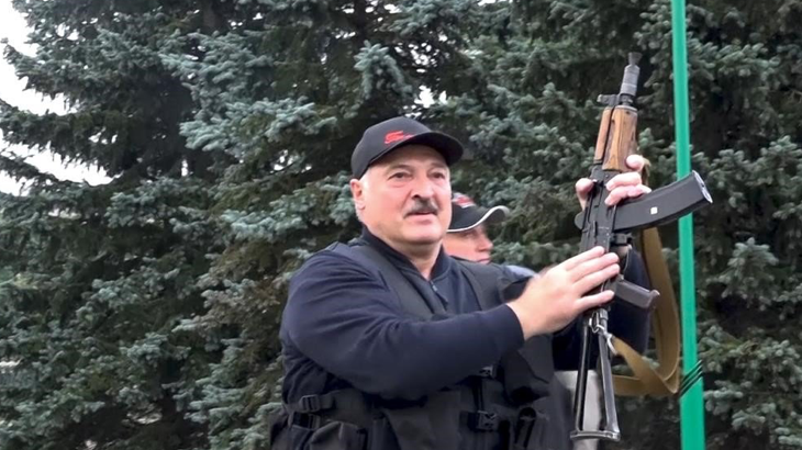 Bielorrusia: en medio de las protestas que piden su renuncia, Lukashenko se mostró con un fusil de asalto AK-47