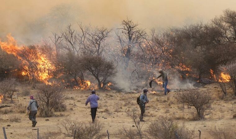 Cañada Honda. «Estamos rodeados por el fuego, es lamentable, llegó a 50 Mts de la casa»